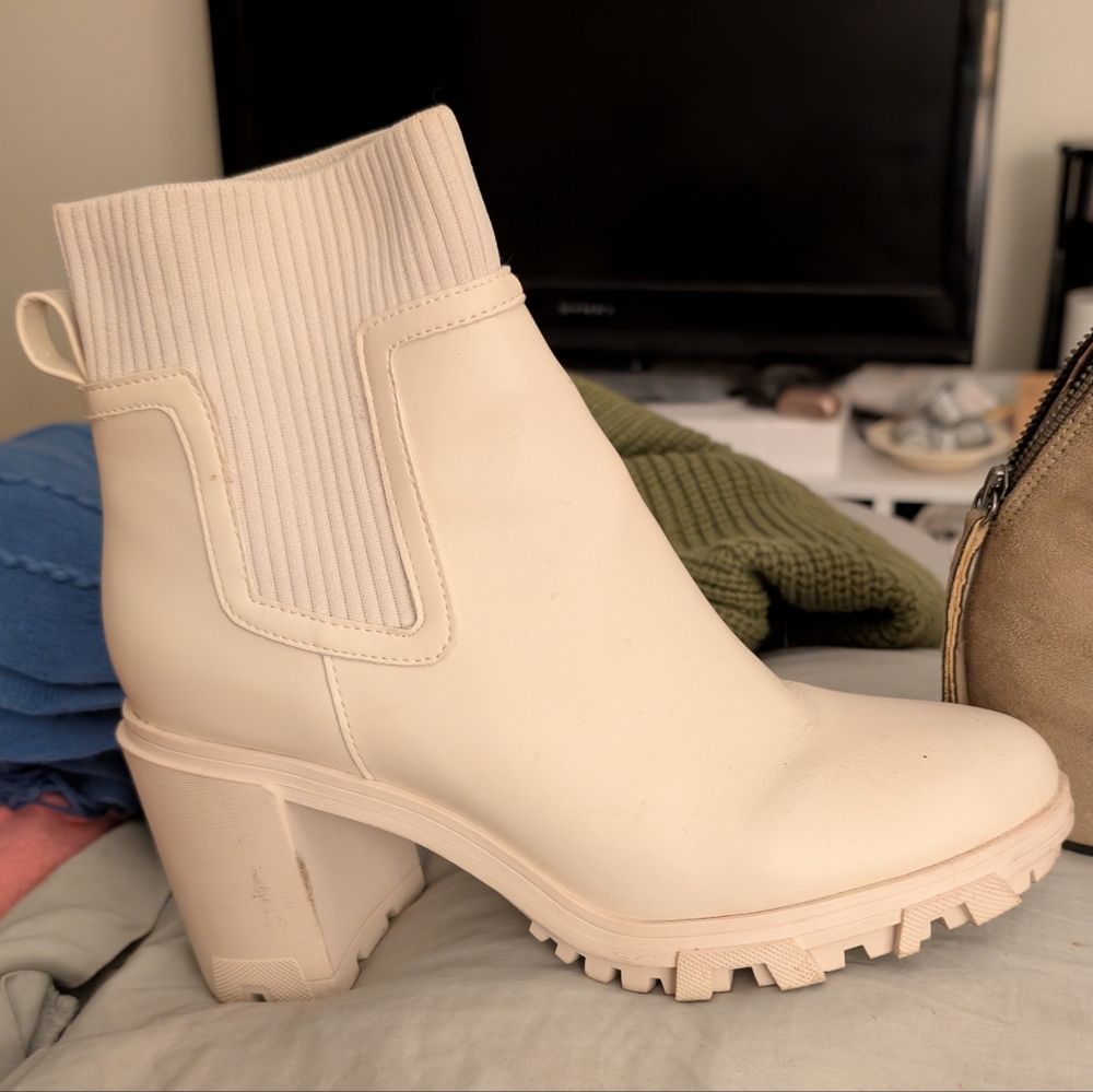 Cream Lug Sole Sock Chelsea Ankle Boots Chunky Heel Size 8.5